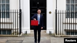 英国财政大臣杰里米·亨特在唐宁街向媒体展示他的预算箱子。(2023年3月15日)