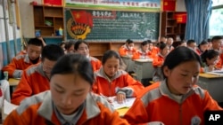 资料照片:2021年6月1日,学生们在那曲第二高级中学上汉语课。这所位于西藏自治区的中学是一所面向藏北学生的公立寄宿学校。