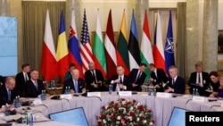 美国总统乔·拜登与北大西洋公约组织(NATO)东翼国家的领导人在华沙举行会晤。(2023年2月22日)
