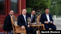 中国领导人习近平在北京中南海接待到访的俄罗斯总统普京。(2024年5月16日)