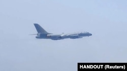 中国人民解放军东部战区空军的一架飞机在一处未公开的地点参加战备巡逻和环台 “联合利剑”演习。(资料照片:2023年4月8日)