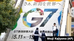2023年5月10日,日本新泻,描绘七国集团财长和央行行长会议标志的车站楼梯。