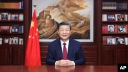 中共官媒新华社发布照片显示,中国领导人习近平在北京发表新年贺词(2023年12月31日)