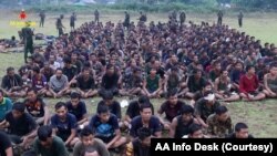 ရခိုင်ပြည်နယ်မှာ စစ်ကောင်စီတပ်ဖွဲ့ဝင် ရာနဲ့ချီ လက်နက်ချကြောင်း AA က သတင်းထုတ်ပြန်သည့် ဗွီဒီယိုမှ မြင်ရသည့်ပုံ (မေ ၆၊ ၂၀၂၄)