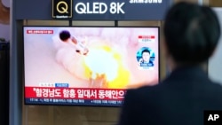 2023年3月22日,在韩国首尔火车站的新闻节目中,人们在电视屏幕上观看报道朝鲜发射导弹的文件图像。
