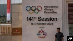 2023年10月12日,在印度孟买举行的第141届国际奥委会(IOC)会议之前,一名保安站在场馆入口处。(美联社照片)