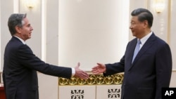 中国领导人习近平在北京人大会堂会晤到访的美国国务卿布林肯。(美联社2023年6月19日)