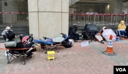 香港民主派初选47人案2月13日踏入第6日审讯,西九龙裁判法院外再现怀疑“排队党”人龙,有人带备露营的折床、折椅通宵露宿轮候法庭旁听席筹号 (美国之音/汤惠芸)
