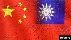 资料照:碎玻璃后面的中国与台湾旗帜的图示。