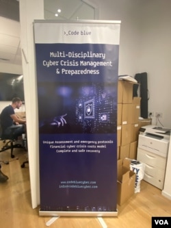 Code Blue所设立的Cyber总部(Cyber HQ)是以资讯科技为主轴的团队,有一个专门应对资讯的攻击部门,由数十名志愿者组成 (美国之音/赖素芬)