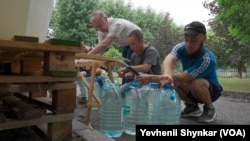 在乌克兰尼科波尔,居民们每天都要经受轰击,而如今供水也几乎告罄。(2023年6月26日)