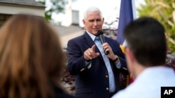 ဒုသမ္မတဟောင်း Mike Pence အိုင်အိုဝါပြည်နယ် Des Moines မြို့က ဒေသခံတွေနဲ့ တွေ့ဆုံနှုတ်ဆက်စကားပြောနေစဉ် (မေ ၂၃၊ ၂၀၂၃)
