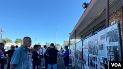 6月15日,中国共产党建党纪念日前夕,加州的民主人士和异议人士在洛杉矶华人聚集地丁胖子广场举办了“中共百年暴行展”, 图为参观者在观展。