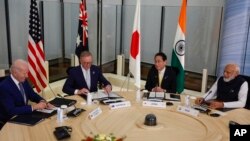 印度总理莫迪(右)与美国、澳大利亚和日本领导人在广岛出席G7峰会期间举行四方会谈。(2023年5月24日)
