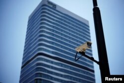 咨询行业龙头企业凯盛融英(Capvision )驻上海办事处所在大厦外的监控摄像头。(2023年5月9日)