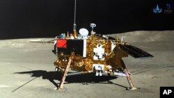 资料照片:中国嫦娥4号月球探测器示意图。(2019年1月12日)