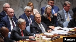 在纽约联合国总部召开的联合国安理会的一次会议上,联合国秘书长古特雷斯坐在任会议轮值主席的俄罗斯外长拉夫罗夫身边发言。(2023年4月24日)