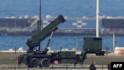 资料照:日本自卫队爱国者先进能力 3 (PAC-3) 拦截弹发射器部署在日本南部冲绳岛的石垣岛。石垣岛港口也在此次计划升级改造的16个项目之内(2016年2月7日)