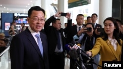 资料照:中国新任驻美大使谢锋抵达纽约肯尼迪国际机场时对记者讲话。(2023年5月23日)