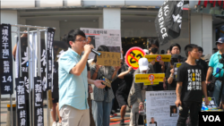 前香港区议会议员李文浩2024年3月23日呼吁国际社会应制裁协助通过《基本法》第23条的三大对象:港府官员、立法会的议员及香港法官(美国之音特约记者黄丽玲拍摄)。