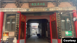河南省洛阳东关清真寺门口贴有不准未成年人进入的标识。2024年03月24日(志愿者提供)