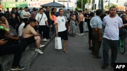 聚集在北京一处劳工人力市场上寻找日结薪水工作的工人 (2023年8月15日)
