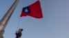 台湾士兵在傍晚的台北中山纪念堂前举行降旗仪式。(2024年1月12日)