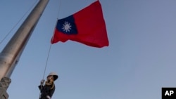 台湾士兵在傍晚的台北中山纪念堂前举行降旗仪式。(2024年1月12日)