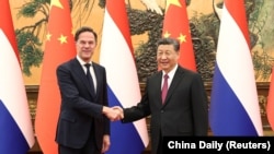 中国领导人习近平在北京人大会堂会晤到访的荷兰首相马克·吕特。(2024年3月27日)
