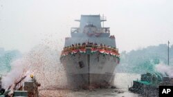 资料照:印度海军新军舰 INS Vindhyagiri驶入胡格利河。(2023年8月17日)