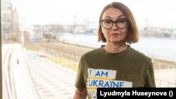 Людмила Гусейнова – колишня цивільна заручниця, яка три роки провела у СІЗО Донецька за свою громадянську позицію. Мешканка окупованого Росією Новоазовська була затримана у 2019-му за свою проукраїнську позицію.