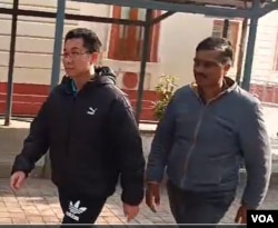 中国手机制造商Vivo在印度的代理首席执行官洪旭权(Hong Xuquan 音译)2023年12月26日到达新德里地区法院(美国之音/贾尚杰)
