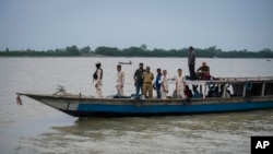雅鲁藏布江流经印度河段叫做“布拉马普特拉河(Brahmaputra)”,图为行驶在这条河上的印度民船。(资料照)