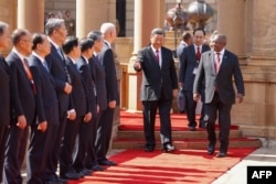 南非总统西里尔·拉马福萨在南非比勒陀利亚欢迎到访的中国国家主席习近平与他的内阁班子成员。(2023年8月22日)