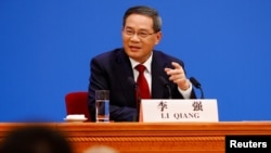 中国总理李强在北京人大会堂举行的记者会上讲话。(2023年3月13日)
