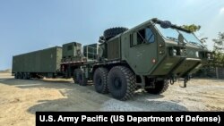 美国空军C-17“全球霸”运输机在吕宋岛卸载“堤丰”陆基机动导弹系统. 图片来源:美国太平洋陆军司令部