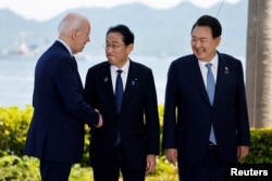 2023年5月21日日本广岛G7峰会期间,美国总统拜登(左)、日本首相岸田文雄(中)和韩国总统尹锡悦(右)合影留念