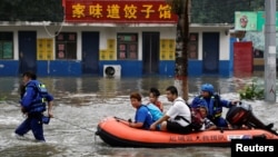 由志愿者组成的中国民间救援队蓝天救援队成员从山西运城来到北京郊区涿州救援洪灾灾民。(2023年8月3日)
