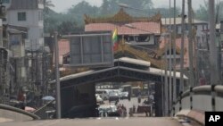 Người dân tụ tập tại cửa khẩu cầu hữu nghị Thái-Myanmar ở thị trấn Myawaddy