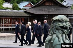 在日本广岛参加G7峰会的领导人参观日本古迹严岛神社。(2023年5月19日)