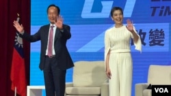 郭台铭(左)宣布与资深演员赖佩霞搭档角逐2024台湾总统大选。(美国之音特约记者杨安摄影)