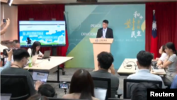 2024年6月27日,台湾陆委会副主委梁文杰宣布,将从即日起将台湾公民前往中国的旅游警示提升为橙色警戒。(图片来自路透社视频截图)