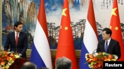 荷兰副首相兼外交大臣胡克斯特拉与中国外长秦刚在北京举行联合记者会。(2023年5月23日)