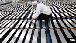 资料照片:中国南京欣旺达电动车电池工厂生产的锂电池。(2021年3月12日)