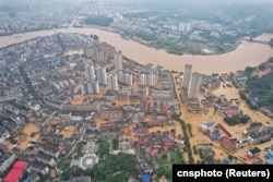 中国湖南省岳阳平江县暴雨引发洪水淹没城镇。(2024年7月2日)