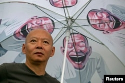 中国艺术家岳敏君在香港为他的“笑可笑非常笑”作品展开幕。(2012年9月24日)