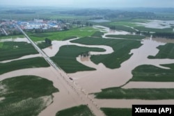 中国吉林省舒兰被洪水淹没的道路和农田。(2023年8月4日)