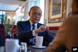 台湾行政院经贸谈判办公室总谈判代表邓振中在华盛顿接受美联社的采访。(2023年5月3日)