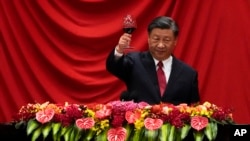 2023年9月28日,中国国家主席习近平在北京人民大会堂举行的庆祝中华人民共和国成立74周年晚宴上致辞后举杯。