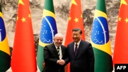 2023年4月14日,中国国家主席习近平和到访的巴西总统卢拉·达席尔瓦(Luiz Inacio Lula da Silva)在北京人民大会堂一个签字仪式结束时握手祝贺。